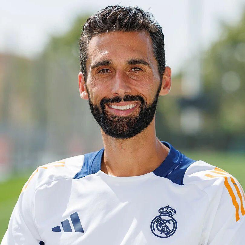 云开体育app下载安装-续约反转！皇马新帅变阵，维尼修斯回归左路开心，姆巴佩搭档确定