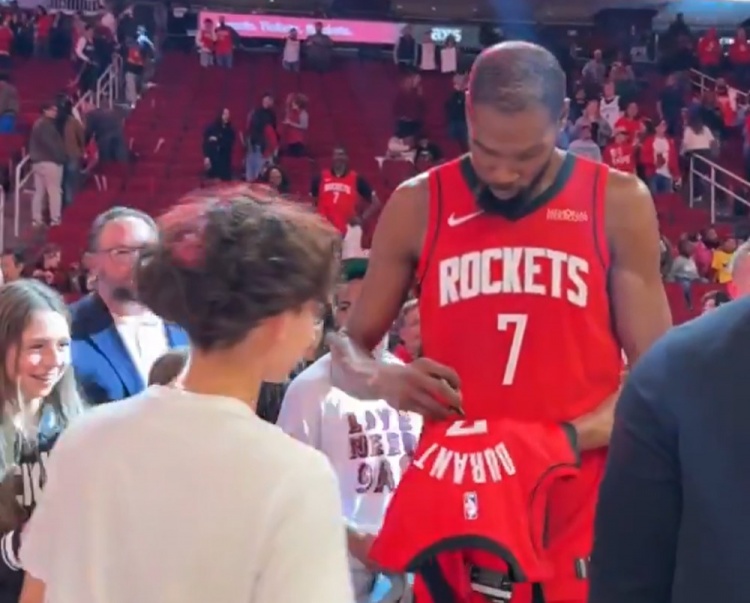 中国kaiyun·体育官方网站-优质偶像！杜兰特赛后与对手、队友、球迷互动 迟迟未离开